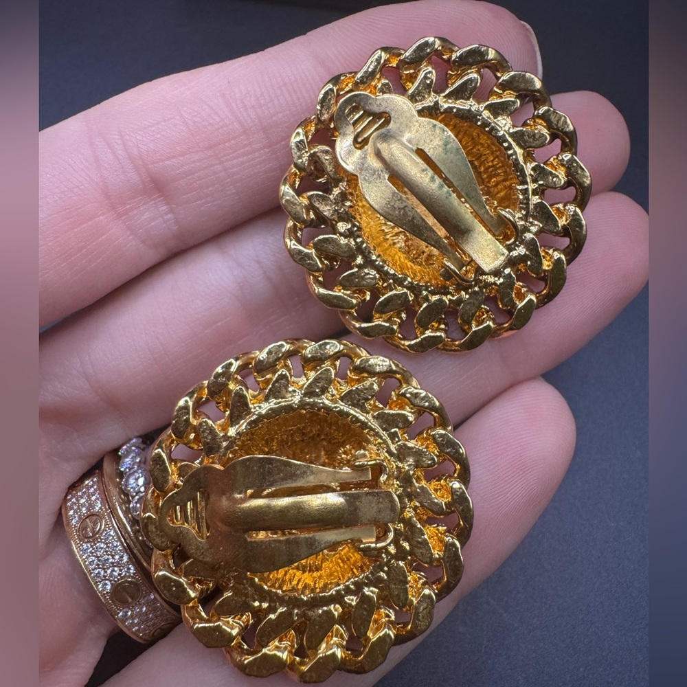 LOT 1530 24K gold plated CHANEL vintage clip on earrings - Picture 2 of 10